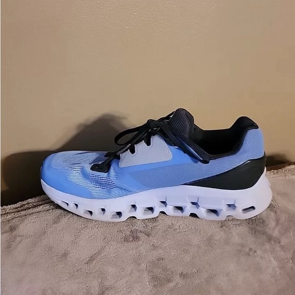 Elevate your active lifestyle with these On Cloudstratus - Picture 6 of 7